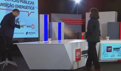 Momento en que le lanzan la tinta al ministro portugués.
