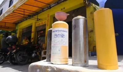 Negocio que fue rociado con gasolina