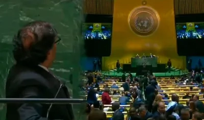 El Presidente Petro aguarda a que haya orden y silencio en el auditorio para empezar su discurso