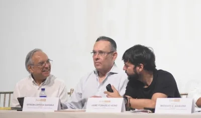 Ministro de Hacienda Ricardo Bonilla con el senador Efraín Cepeda y el Alcalde Jaime Pumarejo.