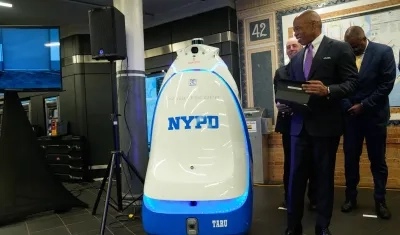 El alcalde de Nueva York Eric Adams presentó al robot policía. 