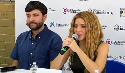 Shakira dando declaraciones en rueda de prensa. La acompaña el Alcalde Jaime Pumarejo.