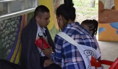 Soldado liberado recibiendo atención médica de la Cruz Roja Internacional.