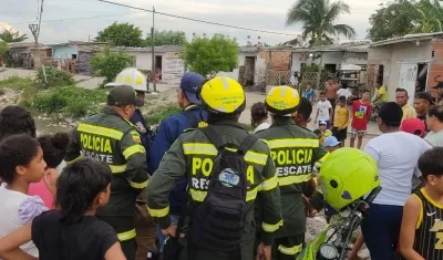Unidades de la Policía de Rescate en búsqueda del hombre y el niño.