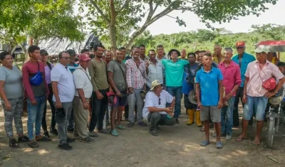 El candidato Alfredo Varela con campesinos y pescadores en la ciénaga del Uvero, Ponedera