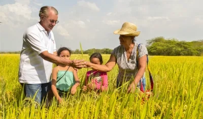 Eduardo Verano junto a una familia campesina.