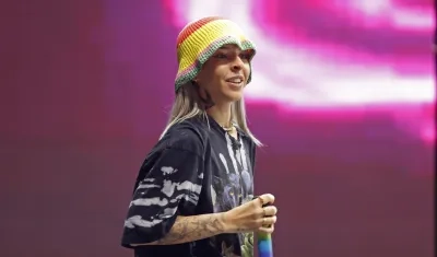 La cantante Young Miko se presenta en un concierto en Bogotá.