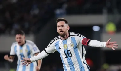 Lionel Messi festeja el gol de tiro libre que le dio el triunfo a Argentina sobre Ecuador. 