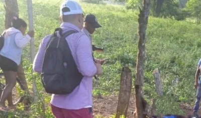 Curiosos observan el sitio en el que cayeron las tres víctimas que viajaban en una moto