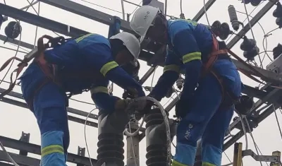 Funcionarios de Air-e realizando su trabajo.