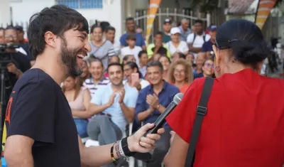 Alcalde Jaime Pumarejo entregando los títulos de vivienda.