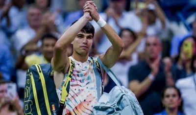 Carlos Alcaraz se despide del público tras quedar eliminado del US Open. 