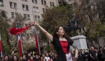  Mujeres bailan una variación de la cueca tradicional creada por la Agrupación de Familiares de Detenidos Desaparecidos, en conmemoración de los 50 años del golpe de Estado en Chile
