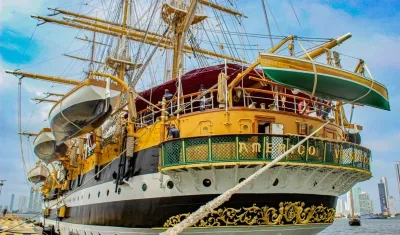 En sus 92 años, el "Amerigo Vespucci" difunde valores de paz y amistad.