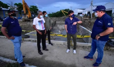 Jaime Pumarejo inspeccionando los trabajos en el arroyo El Salao.