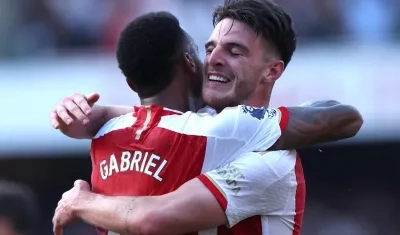 Declan Rice y Gabriel Jesús celebrando uno de los goles.