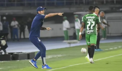 Arturo Reyes vivió intensamente en la raya el partido contra Nacional. 