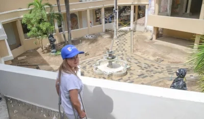 La gobernadora Elsa Noguera revisando las obras.