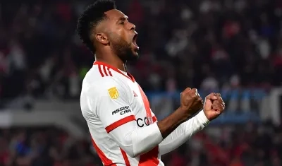 Miguel Borja celebra tras marcar, de penalti, el tercer gol de River Plate. 