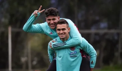 Jorge Carrascal, quien podría ser inicialista, con Rafael Santos Borré, autor del gol del triunfo ante Venezuela.