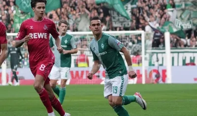 Rafael Santos Borré jugando ante el Colonia.