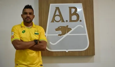 Alexis Márquez siendo presentado como entrenador del Bucaramanga.