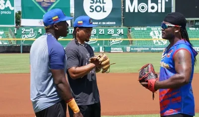 Derwin Pomare, Carlos Arroyo y Dilson Herrera, peloteros de los Caimanes. 
