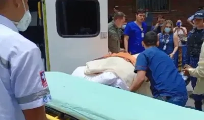 La camilla en la que supuestamente iba el cuerpo del exalcalde de Cúcuta. 