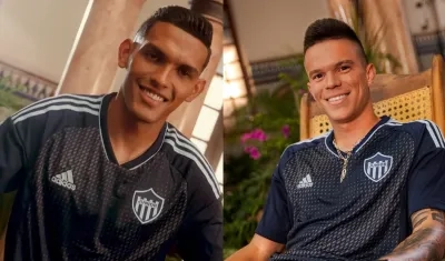 Hómer Martínez y Wálmer Pacheco lucen la nueva camiseta. 