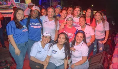 La candidata a la Alcaldía de Galapa Carmiña Navarro con algunas de las mujeres que la acompañaron