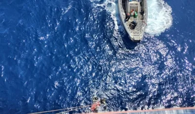 Momentos en que la Armada intercepta la embarcación de bandera de Indonesia