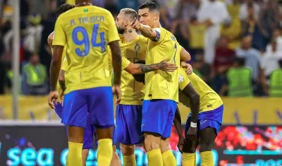 Cristiano Ronaldo festejando con sus compañeros un gol.