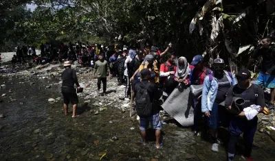 Migrantes esperan para ser trasladados en canoa desde la Quebrada León hasta Bajo Chiquito, en Darién (Panamá)