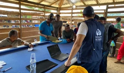 Comisión de la Defensoría del Pueblo reunida con la comunidad. 