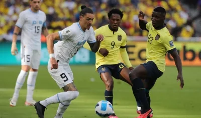 El uruguayo Darwin Núñez intenta sobrepasar la marca de Moisés Caicedo. 