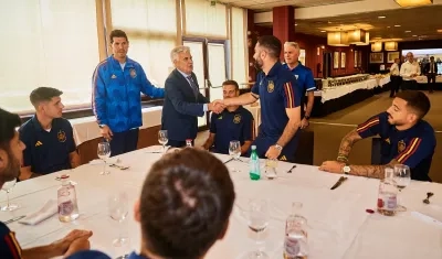 Los jugadores de la selección española con el presidente de la Federación, Pedro Rocha. 