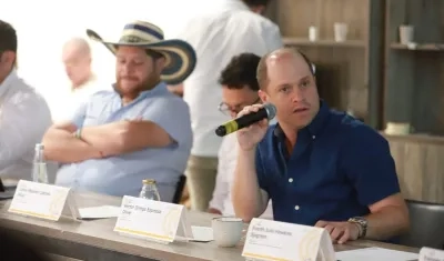 Héctor Olimpo Espinosa, gobernador de Sucre, y al fondo, Orlando Benítez, gobernador de Córdoba