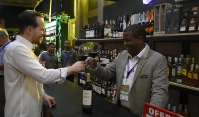 Rodrigo Ramos, sommelier de Dislicores, brindó con el paisa Camilo Santamaría, quien vino especialmente a Expodrinks 2023