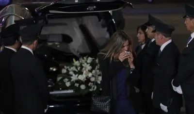 Lina Botero, hija del maestro Botero, llora junto al féretro de su padre.