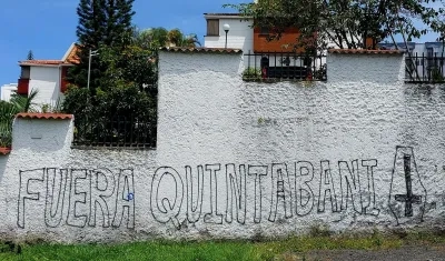 Uno de los mensajes que aparecieron en las afueras de la residencia de Quintabani, 