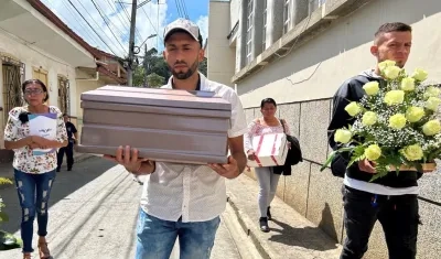 Hijo de Gildardo de Jesús Restrepo recibiendo su cuerpo.