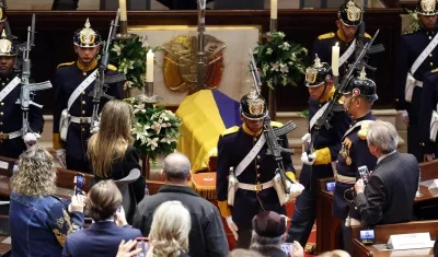 Soldados del batallón Guardia Presidencial acompañan el féretro del maestro Fernando Botero.