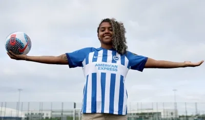 Jorelyn Carabalí con la camiseta de su nuevo equipo. 