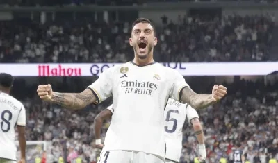 El delantero del Real Madrid, Joselu, celebra el segundo gol de su equipo.