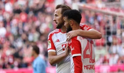 Harry Kane celebrando uno de los goles con su compañero Noussair Mazraoui.