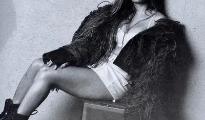 Karol G vestida por el joven diseñador español Javier Guijarro