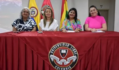 La rectora seccional, Beatriz Tovar Carrasquilla, junto a Zhejer Gutiérrez, Vilma Riaño y Reyna Elizabeth.