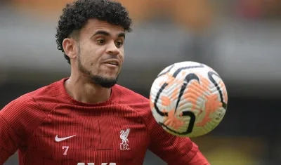 Luis Díaz calentando antes del encuentro frente al Wolverhampton.