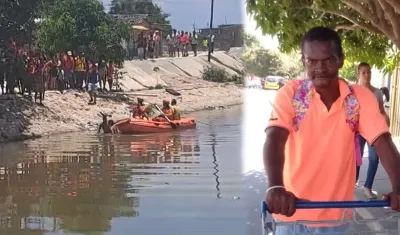 Autoridades rescatando el cuerpo del hombre.