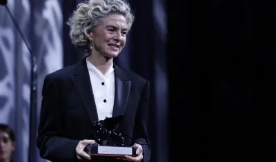 La actriz y presentadora Margarita Rosa De Francisco con el galardón que logró en Venecia